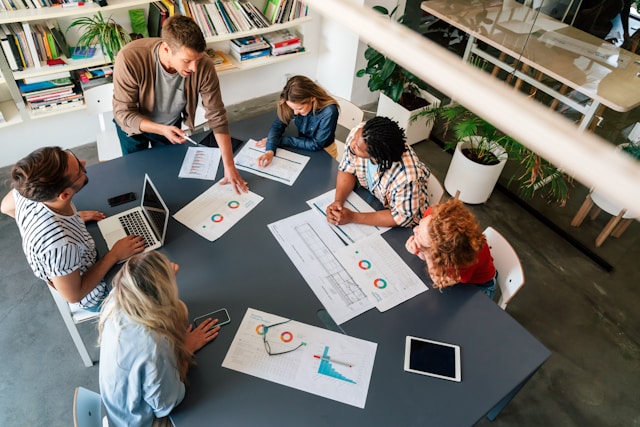 Consulente che guida un gruppo di lavoro durante un progetto